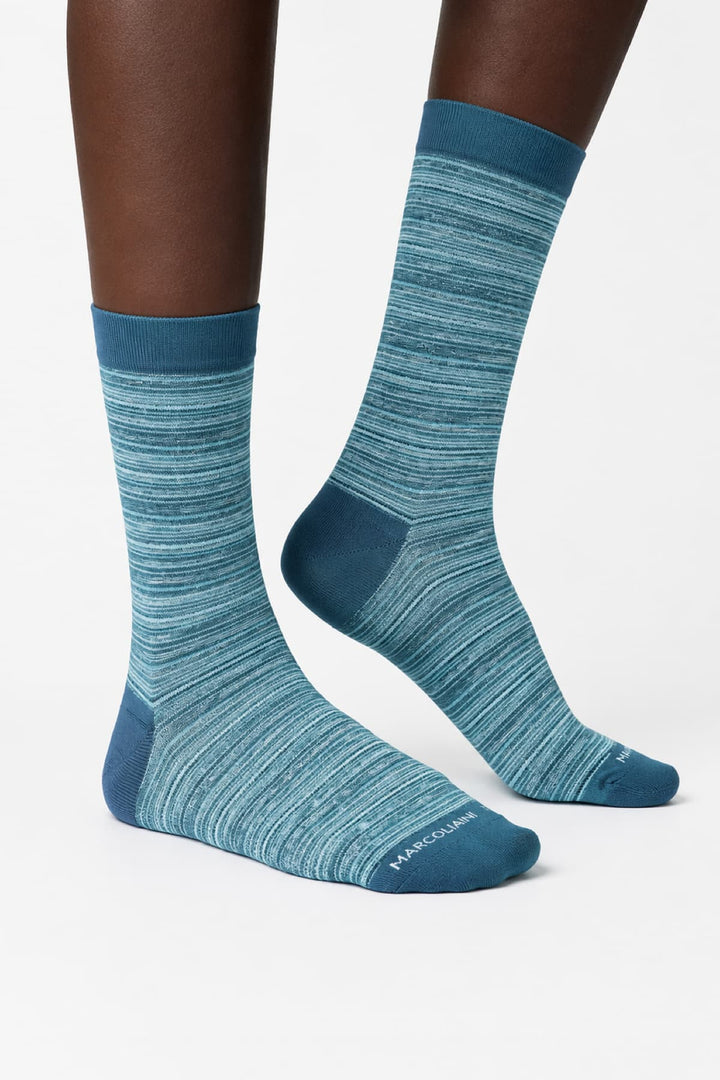 Close-up of light blue heathered linen pants with a Marcoliani texture for men - Valérie Simon