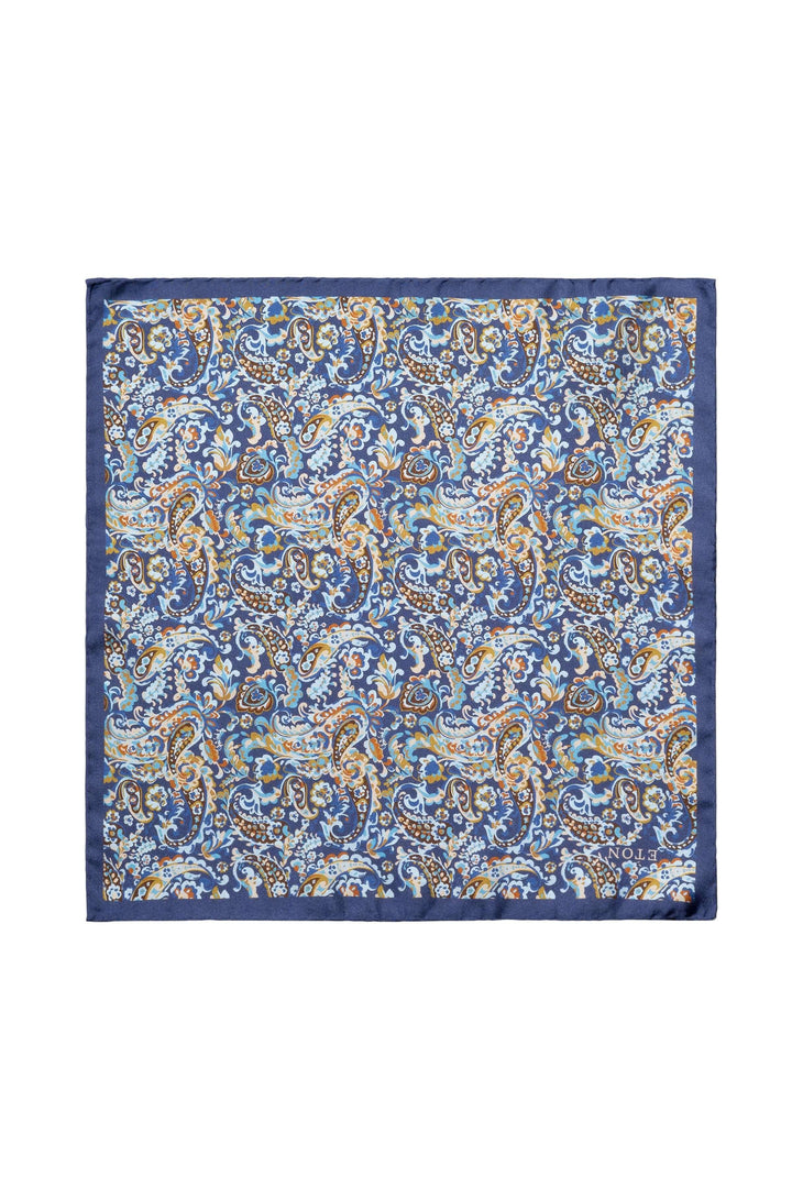 Foulard de poche en soie à motif cachemire, couleur bleu avec détails raffinés.