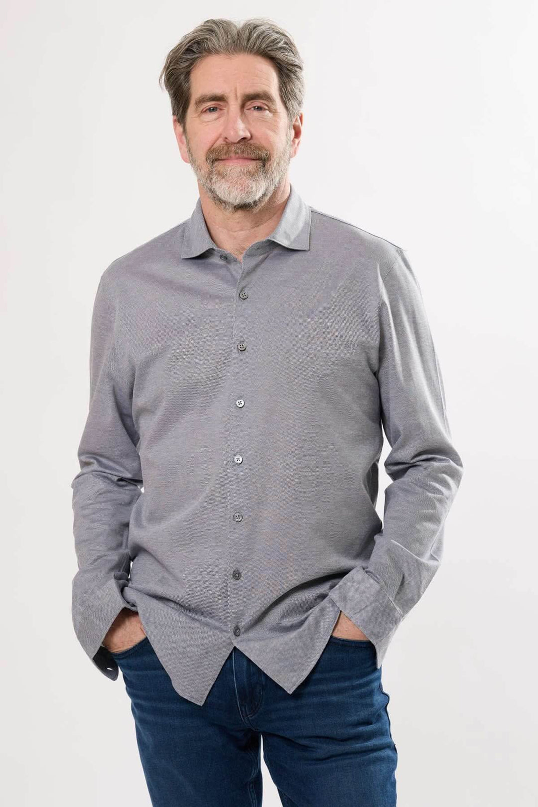 Chemise à manches longues pour homme en tissu extensible, avec col structuré et fermeture boutonnée, style polyvalent.