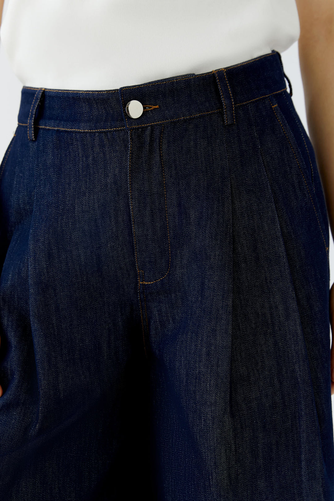 Bermuda en denim bleu à jambes larges vue de face pour femme Oui