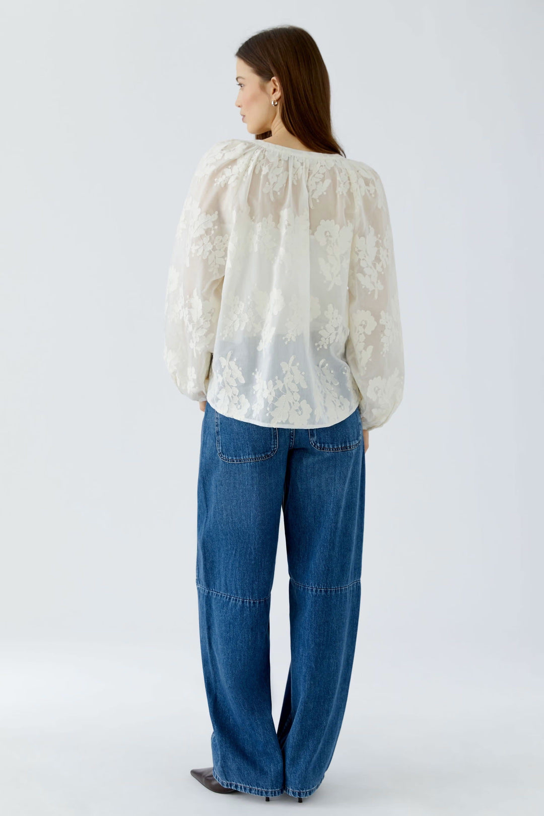 Vue de face blouse sans col à broderies florales Oui en voile pour femme blanche - Valérie Simon