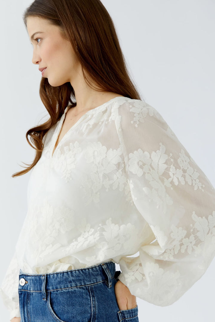 Vue de face blouse Oui sans col, broderies florales, voile léger rouge pour femme - Valérie Simon