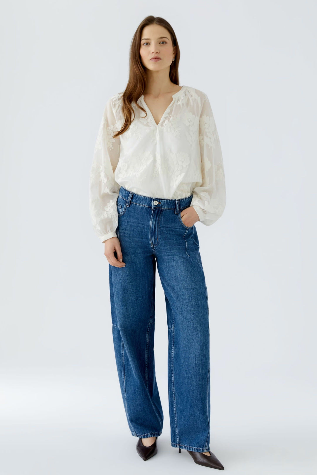 Blouse ornée fleurs vue detail broderies subtiles blanc pour femme - Oui par Valérie Simon