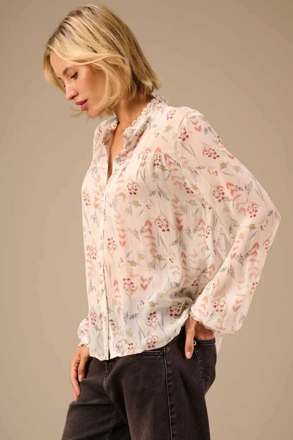 Blouse fleurie à col volanté vue de face pour femme Nile
