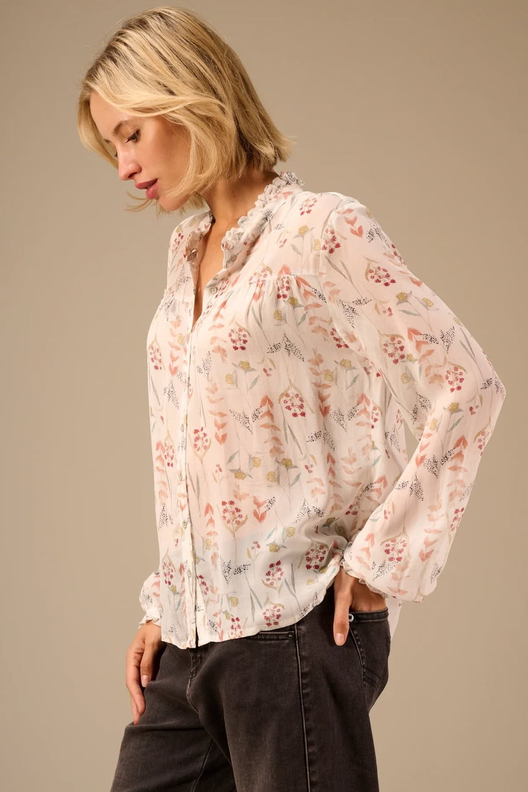 Blouse fleurie à col volanté vue de face pour femme Nile