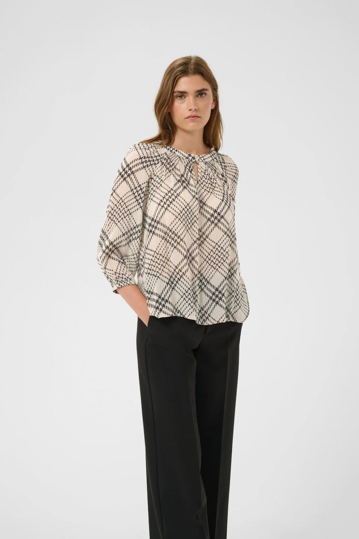 Vue de face blouse fluide à motif Catin Part Two pour femme, coloris principal bleu - Valérie Simon