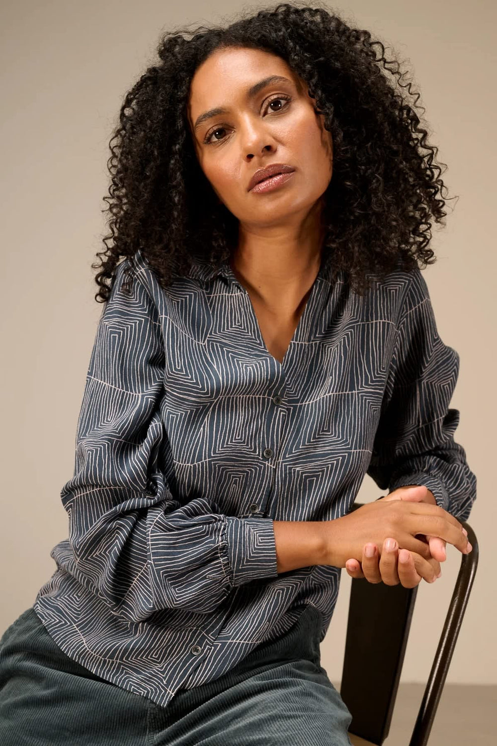 Blouse fluide imprimée à col chemise vue de face pour femme Nile