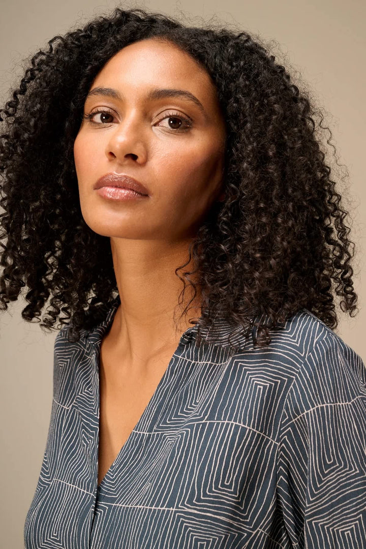 Blouse fluide imprimée à col chemise vue de face pour femme Nile