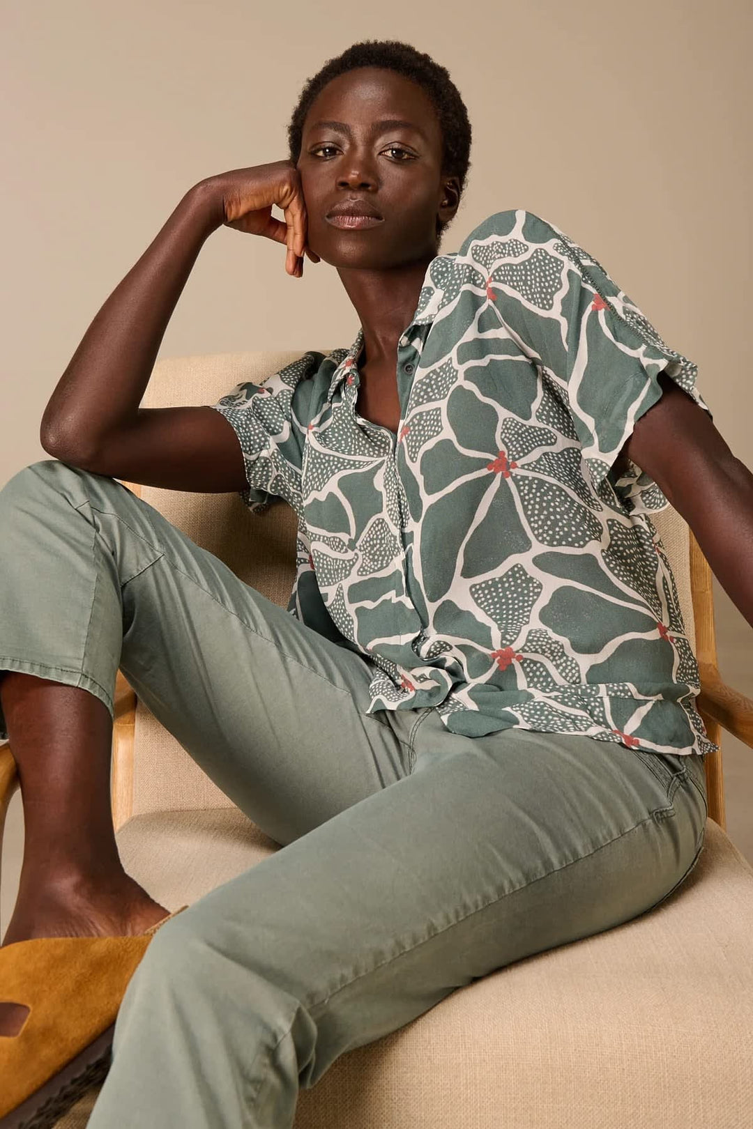 Vue latérale blouse imprimée Nile pour femme rouge manches courtes - Valérie Simon