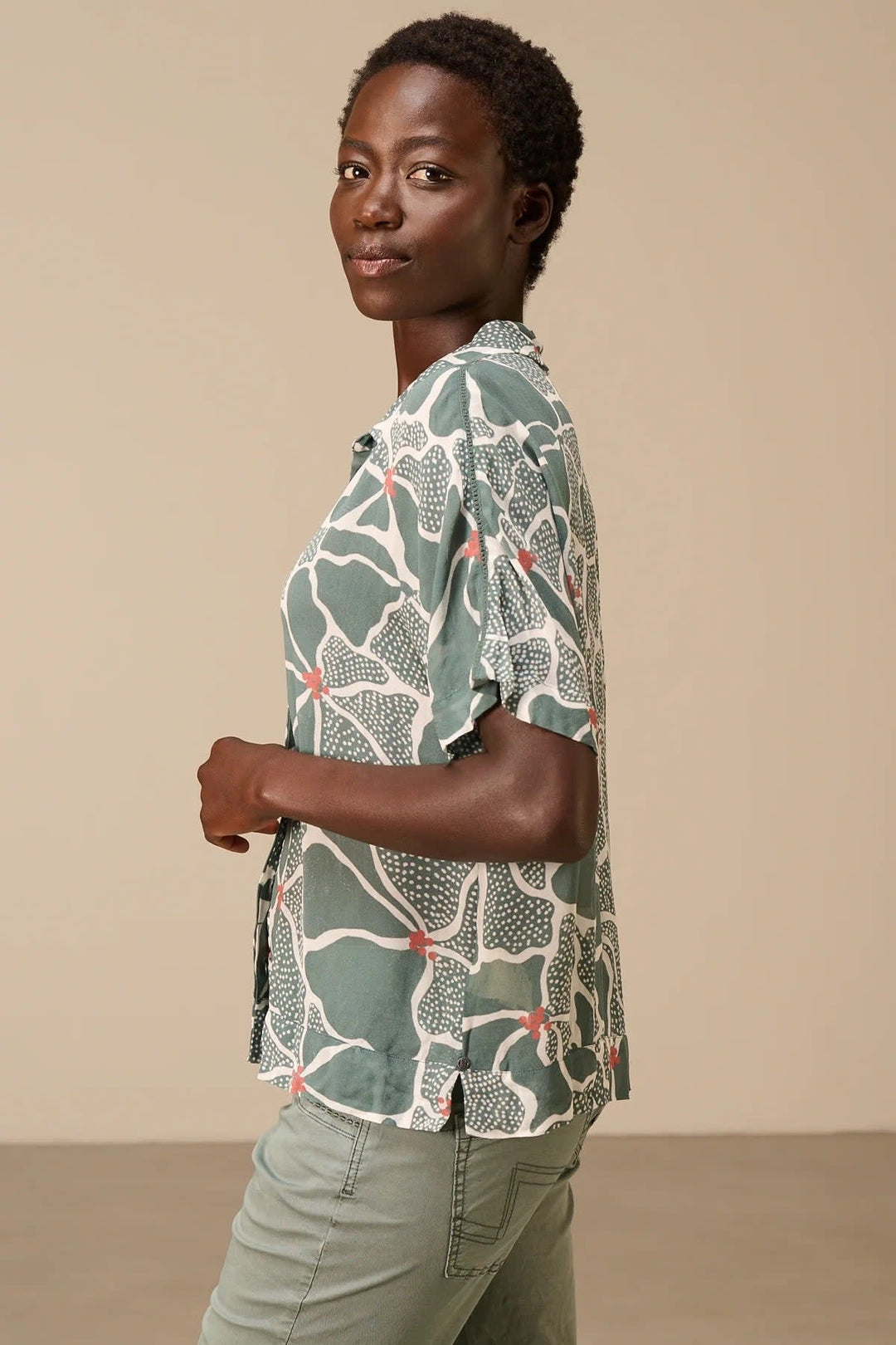 Vue de face blouse imprimée blanche à motifs floraux Nile pour femme - Valérie Simon