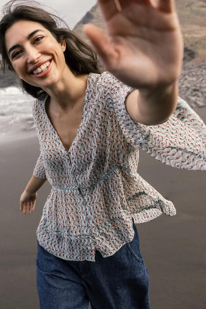 Vue frontale blouse imprimée sans col pour femme couleur bleu motif floral - Valérie Simon
