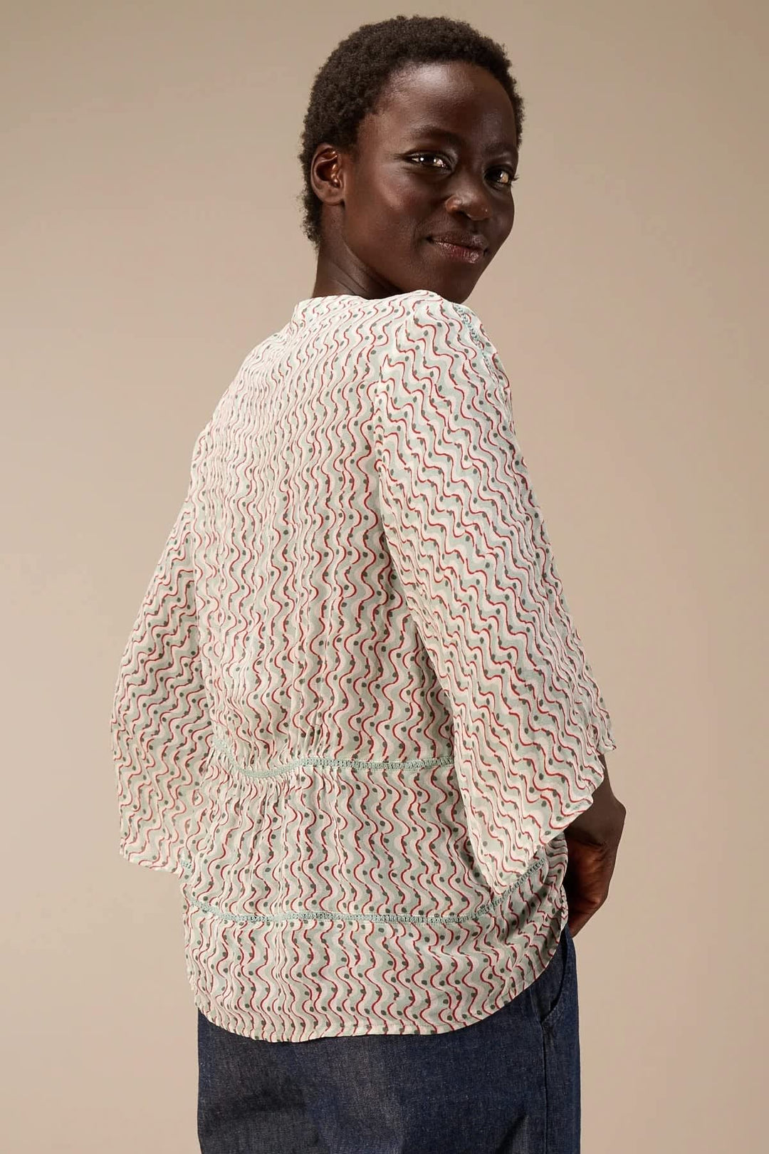 Vue de face blouse imprimée fluide Nile pour femme motifs floraux multicolores - Valérie Simon