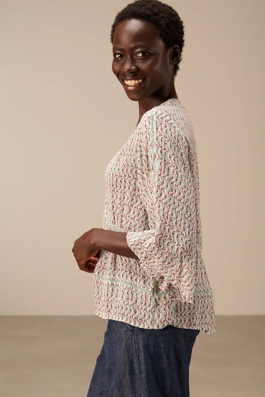Vue détaillée blouse imprimée beige sans col Nile pour femme avec motifs floraux - Valérie Simon