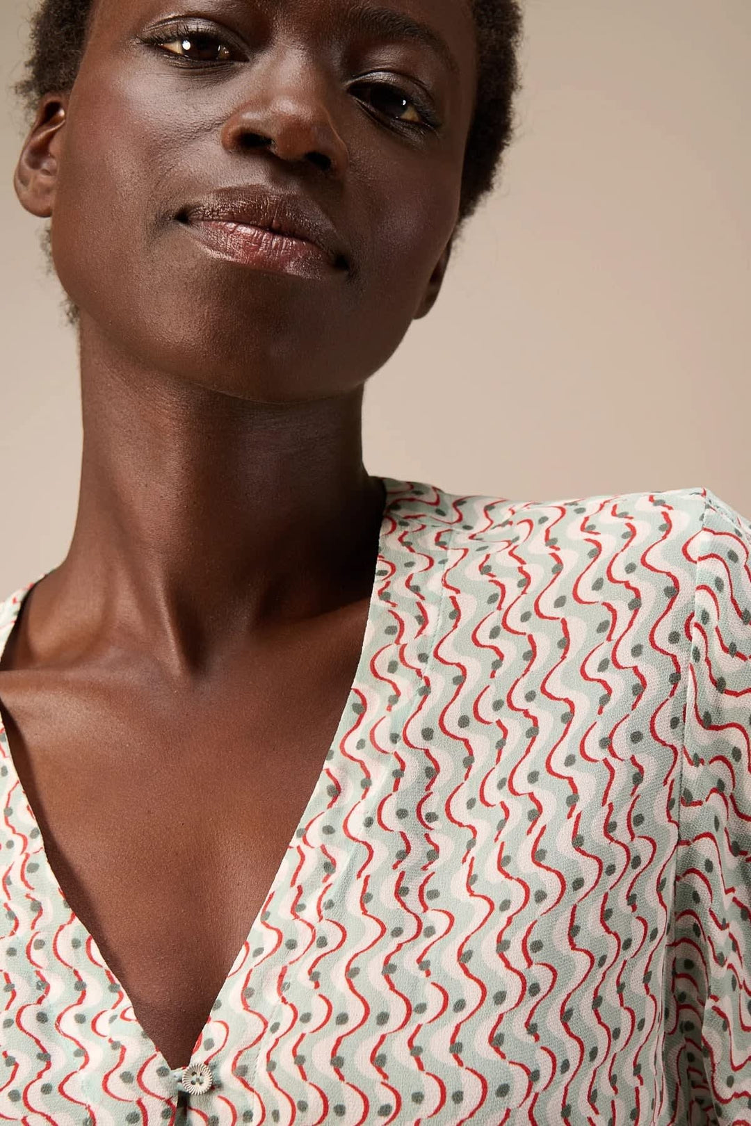 Vue de face blouse imprimée fluides multicolore sans col Nile pour femme - Valérie Simon