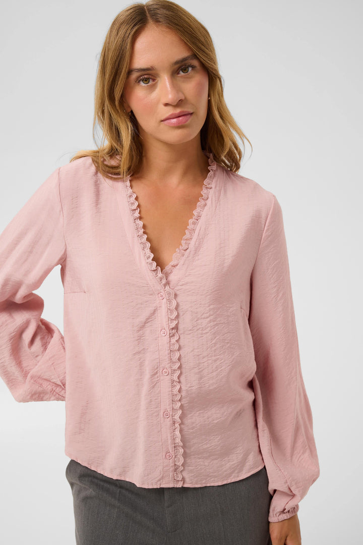 Blouse Sollie boutonnée à détails en dentelle vue de face pour femme Kaffe