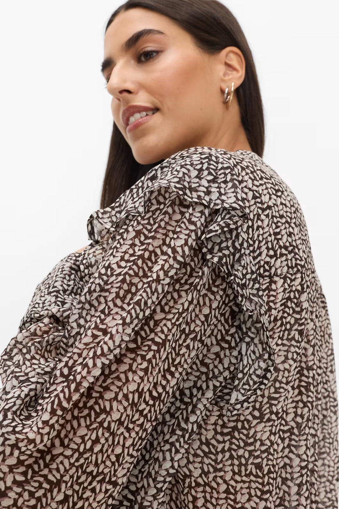 Blouse violette imprimée à volants vue de face pour femme Brax