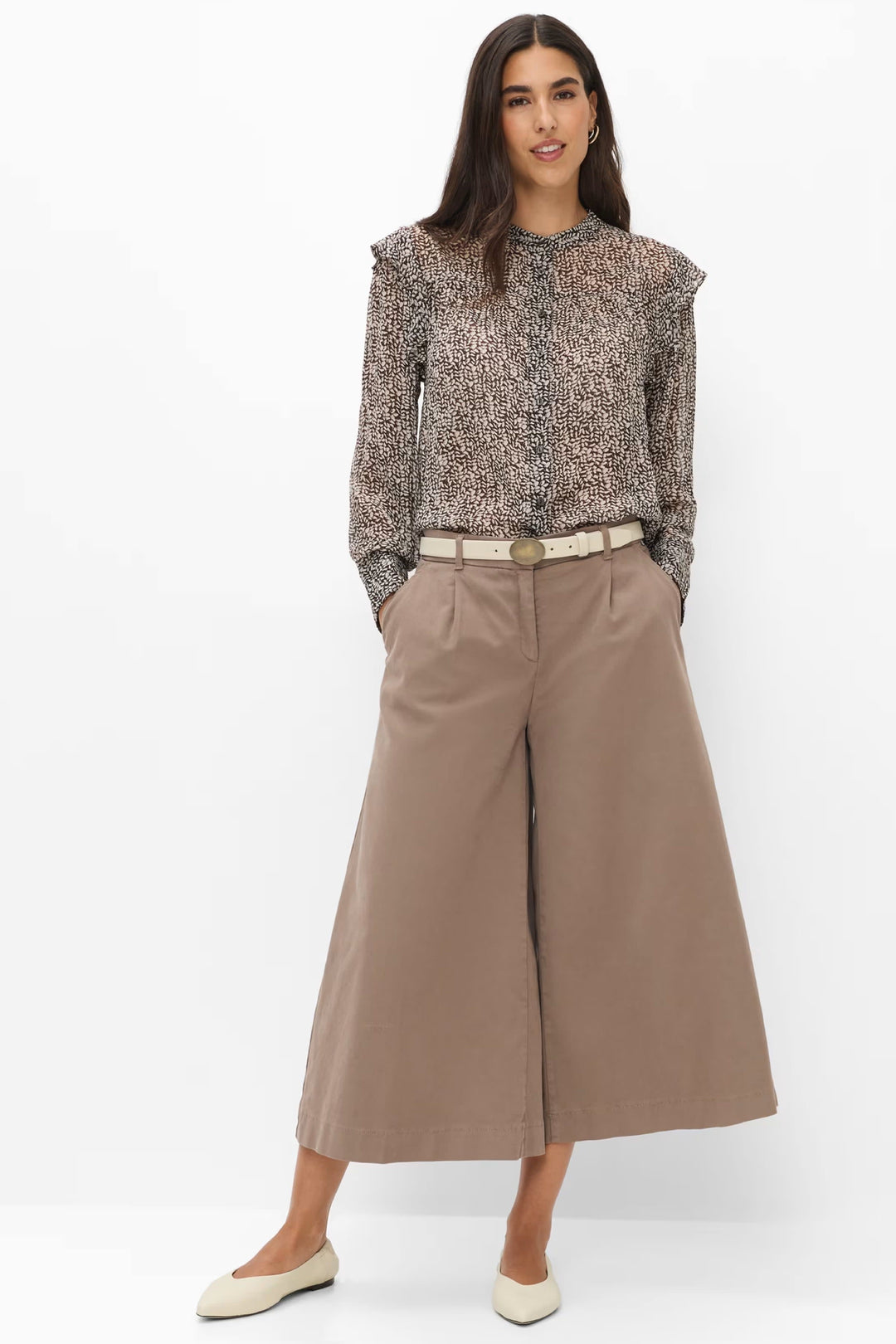 Blouse violette imprimée à volants vue de face pour femme Brax