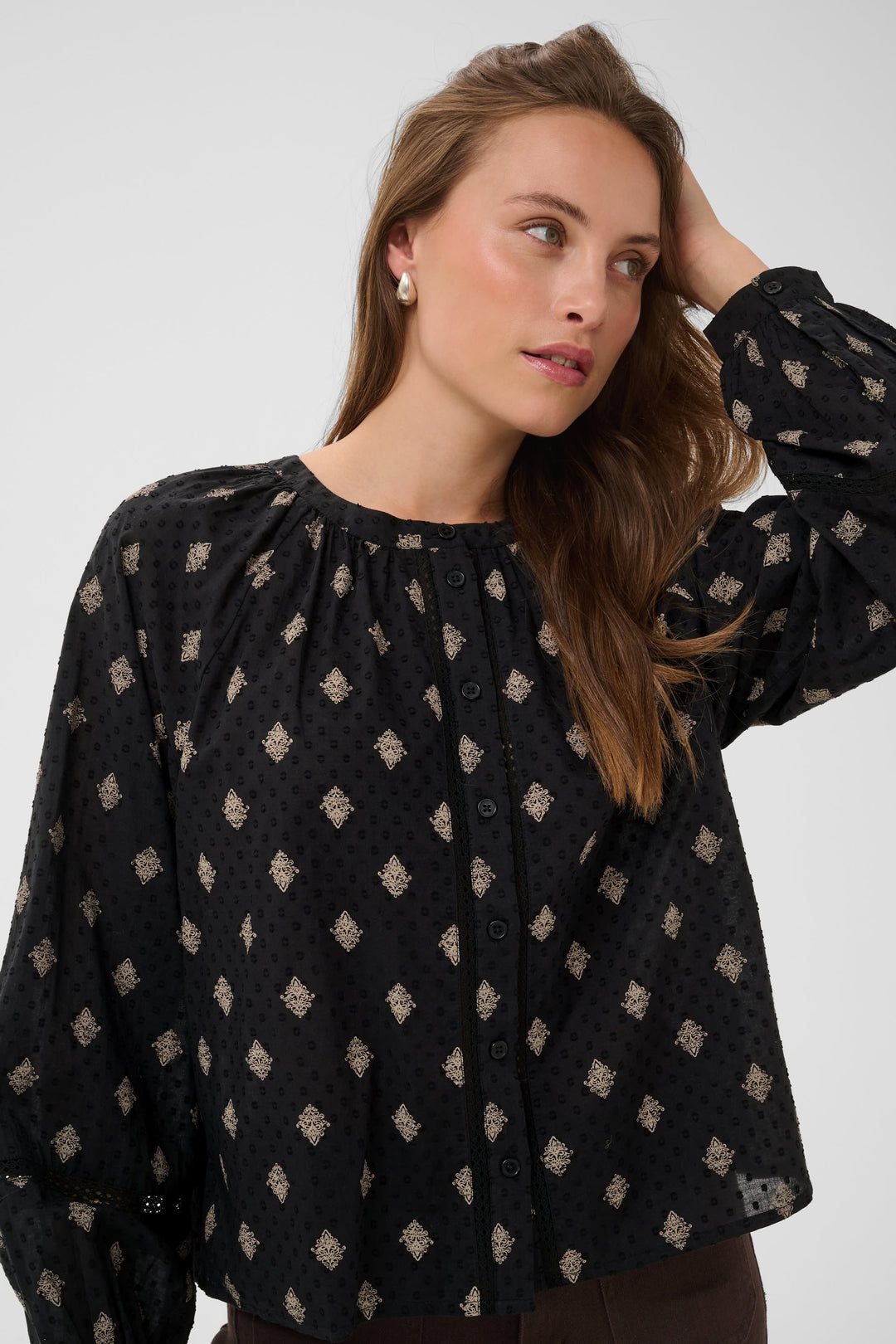 Vue de face blouse Wila à manches bouffantes Kaffe imprimée florale pastel pour femme - Valérie Simon