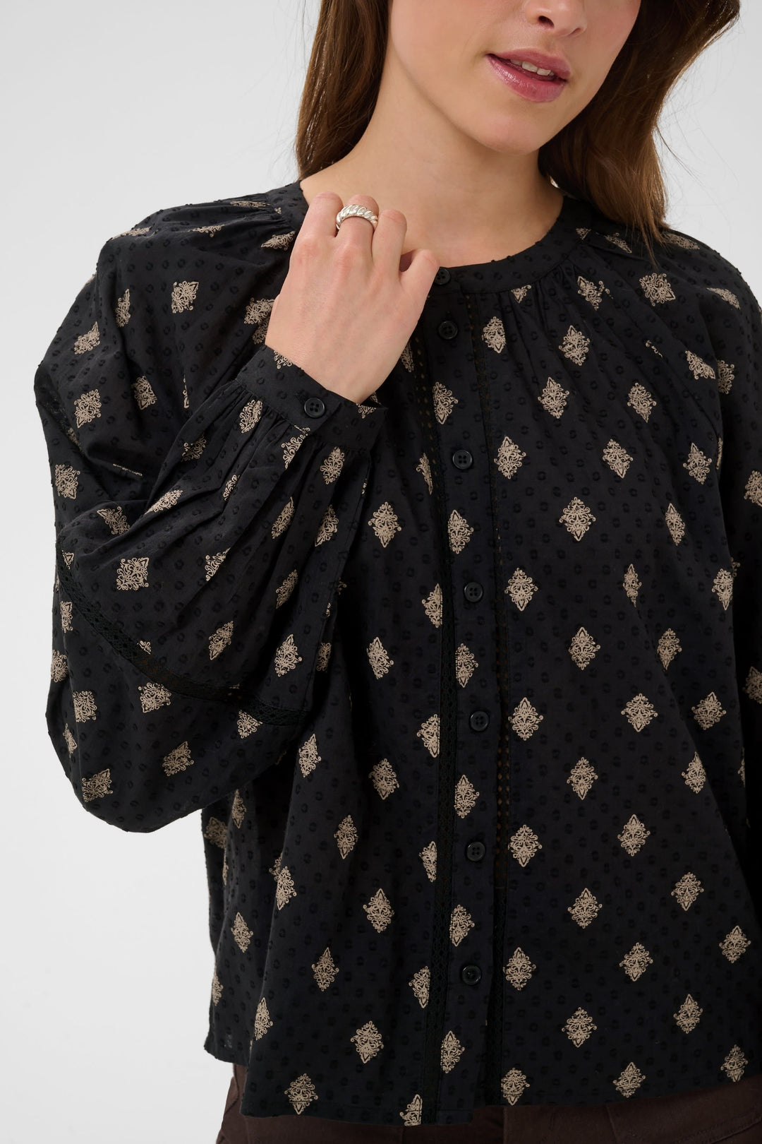 Vue de face blouse Wila imprimée manches bouffantes Kaffe multicolore - Valérie Simon