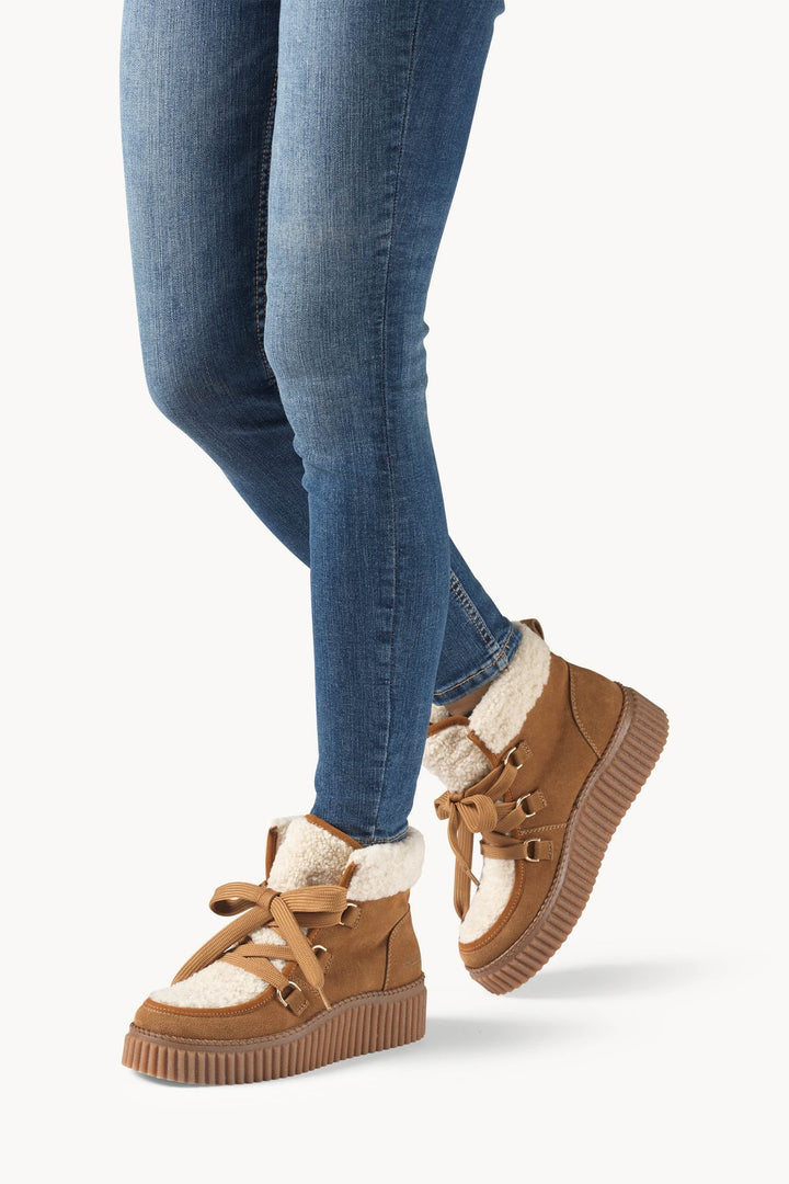 Bottes d’hiver à lacets doublées effet mouton vue de face pour femme Ilse Jacobsen