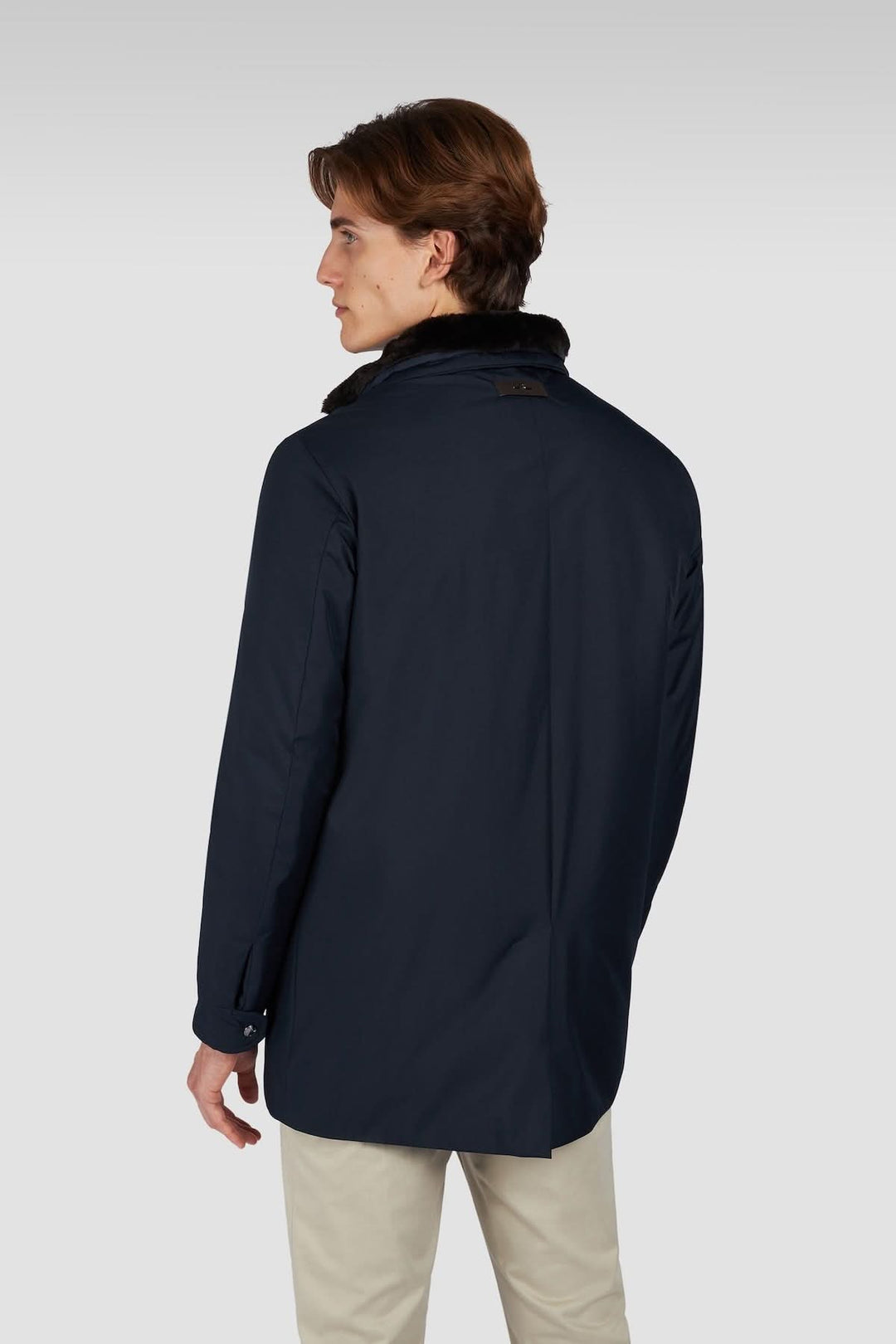 Manteau à col montant doublé fausse fourrure, vue arrière, style urbain, confort et élégance.
