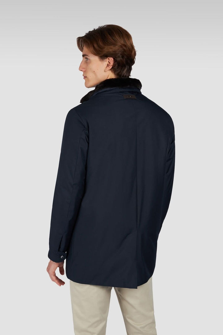 Manteau à col montant doublé fausse fourrure, vue arrière, style urbain, confort et élégance.