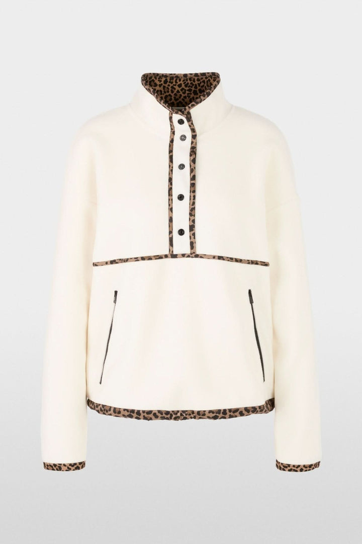 Chandail col montant avec détails contrastés et patte de boutonnage pour un style original et tendance, parfait avec pantalon uni ou imprimé.