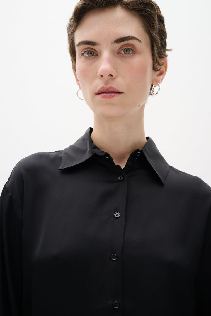 Chemise Pauline satinée, coupe ample, boutons sur le devant, style chic et décontracté.