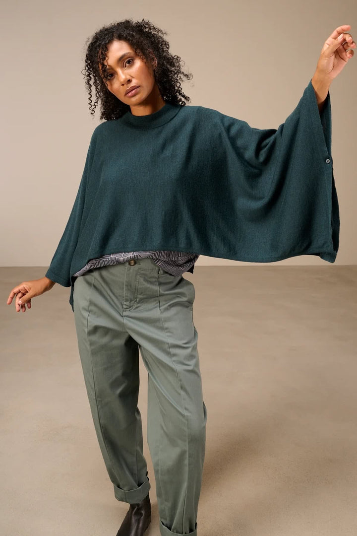 Cape en tricot à col montant vue de face pour femme Nile