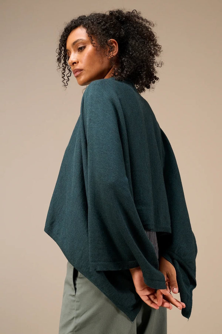 Cape en tricot à col montant vue de face pour femme Nile