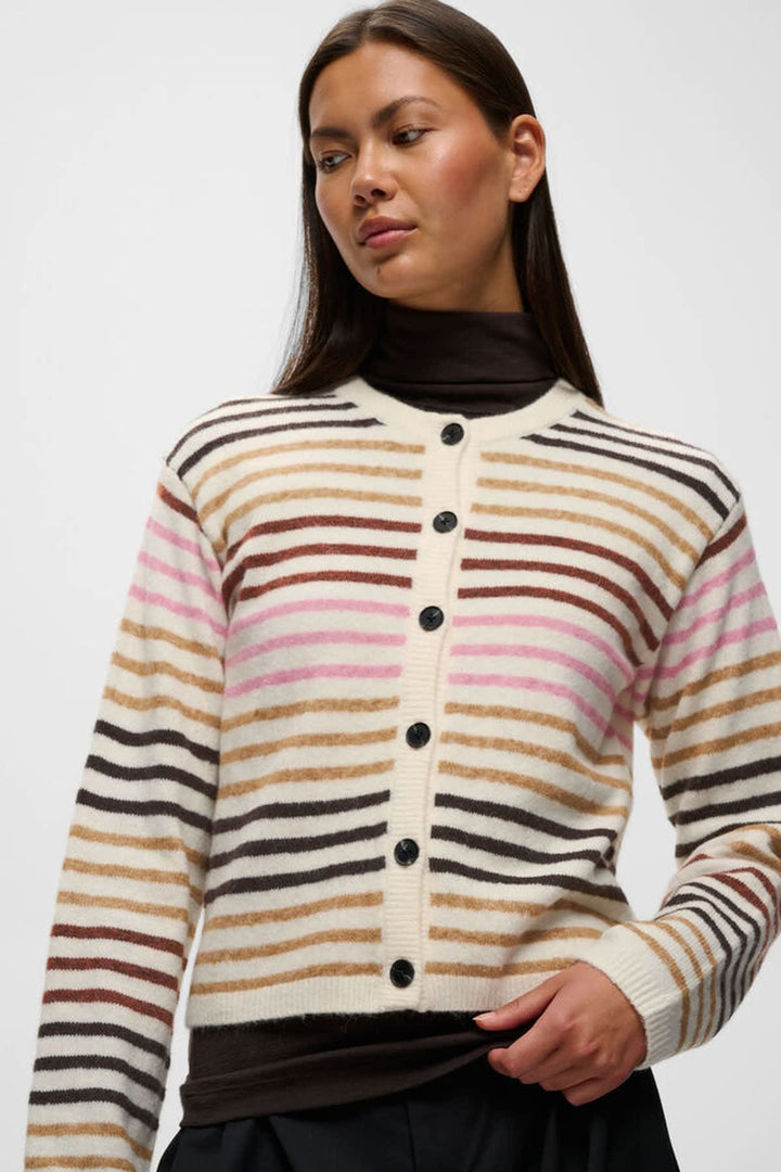 Vue de face cardigan à boutons Guna Inwear femme gris avec poches et col en V - Valérie Simon