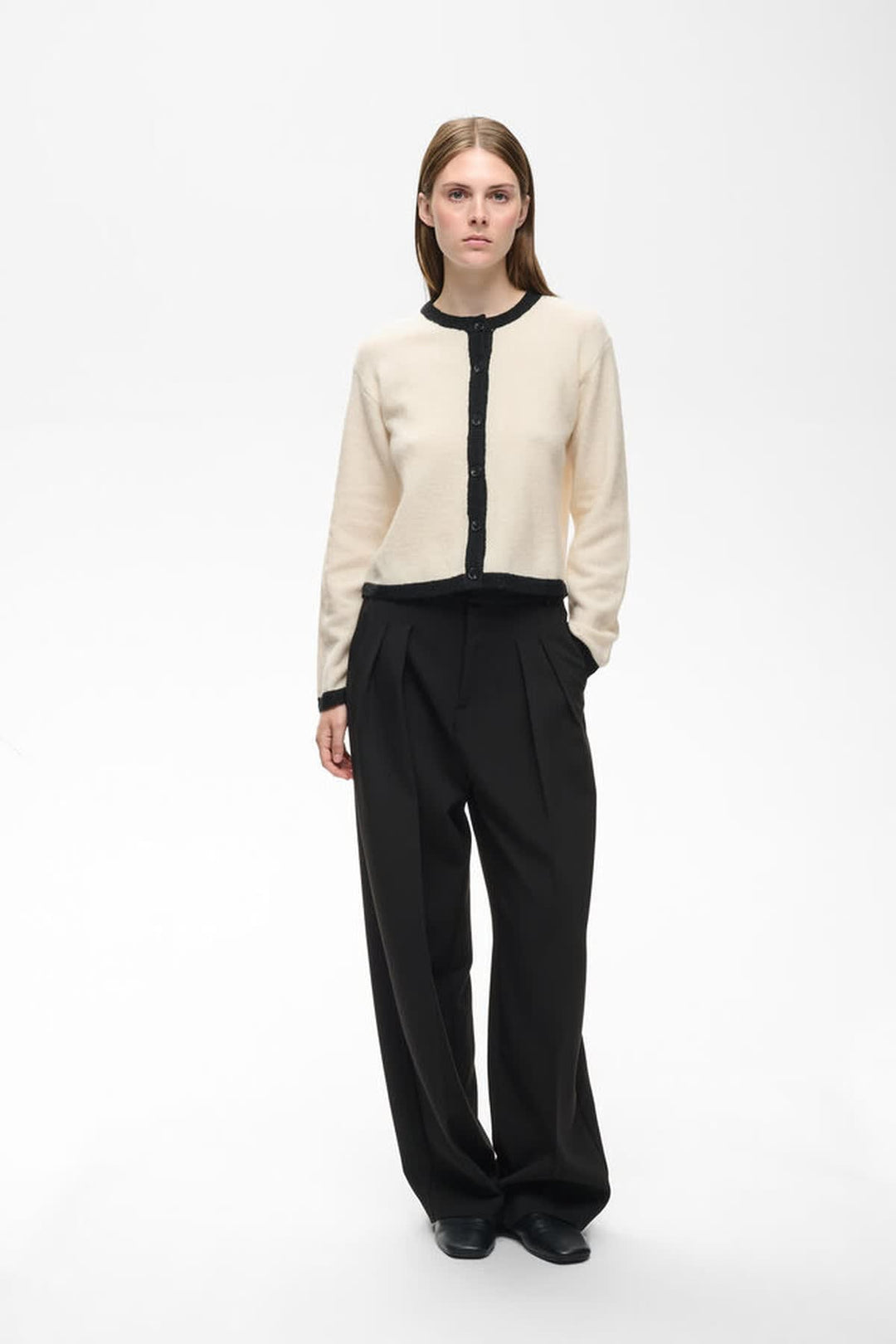 Vue de face cardigan Guna Inwear pour femme gris boutoné - Valérie Simon