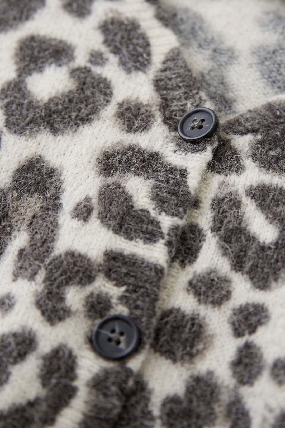 Vue de face cardigan léopard beige et noir Oui pour femme avec boutons, porté par Valérie Simon