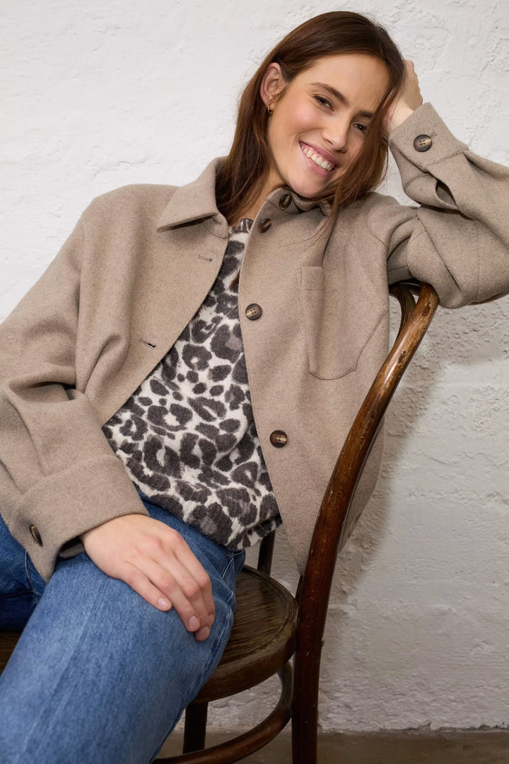 Vue de face cardigan léopard Oui pour femme beige avec boutons distinctifs - Valérie Simon