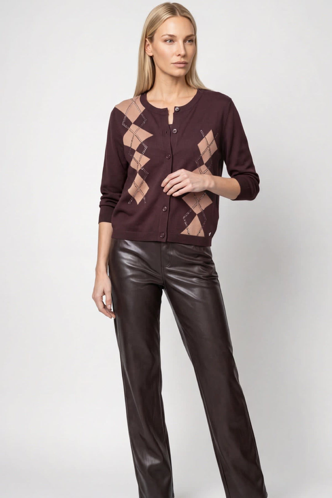 Cardigan à motif losanges avec détails bijoux vue de face pour femme Monari