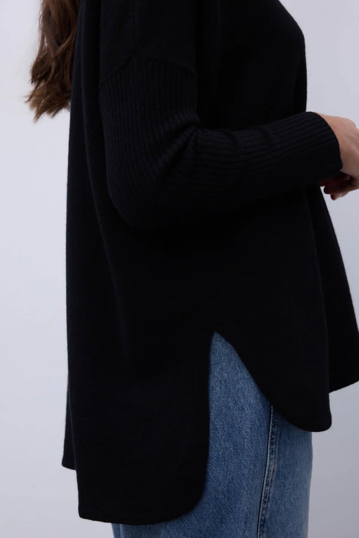 Cardigan Alicia ample à col en V vue de face pour femme Not Shy