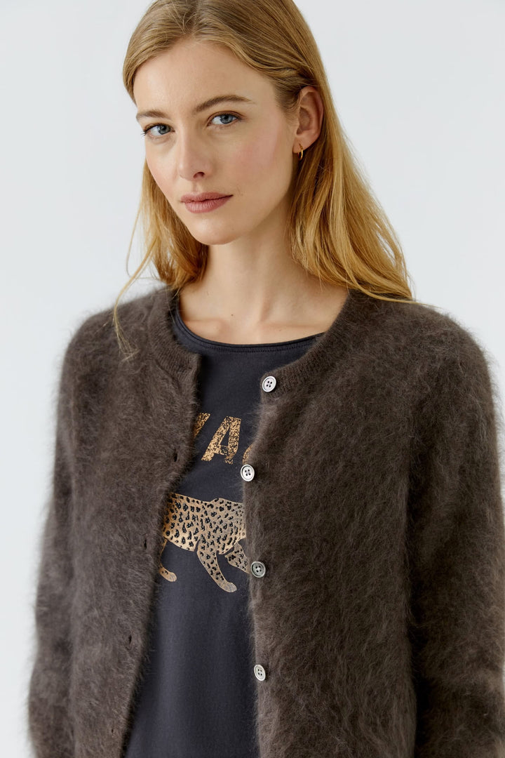 Vue de profil cardigan court en maille duveteuse oui bleu avec finition côtelée pour femme - Valérie Simon