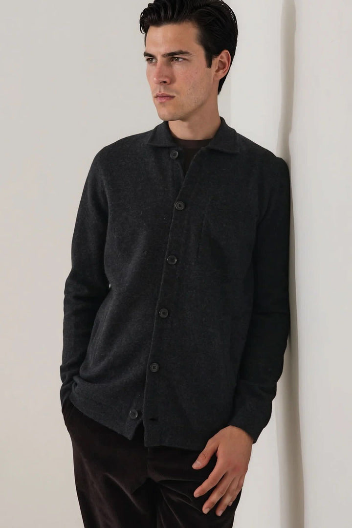 Cardigan en laine mérinos à col chemise vue de face pour homme Patrick Assaraf