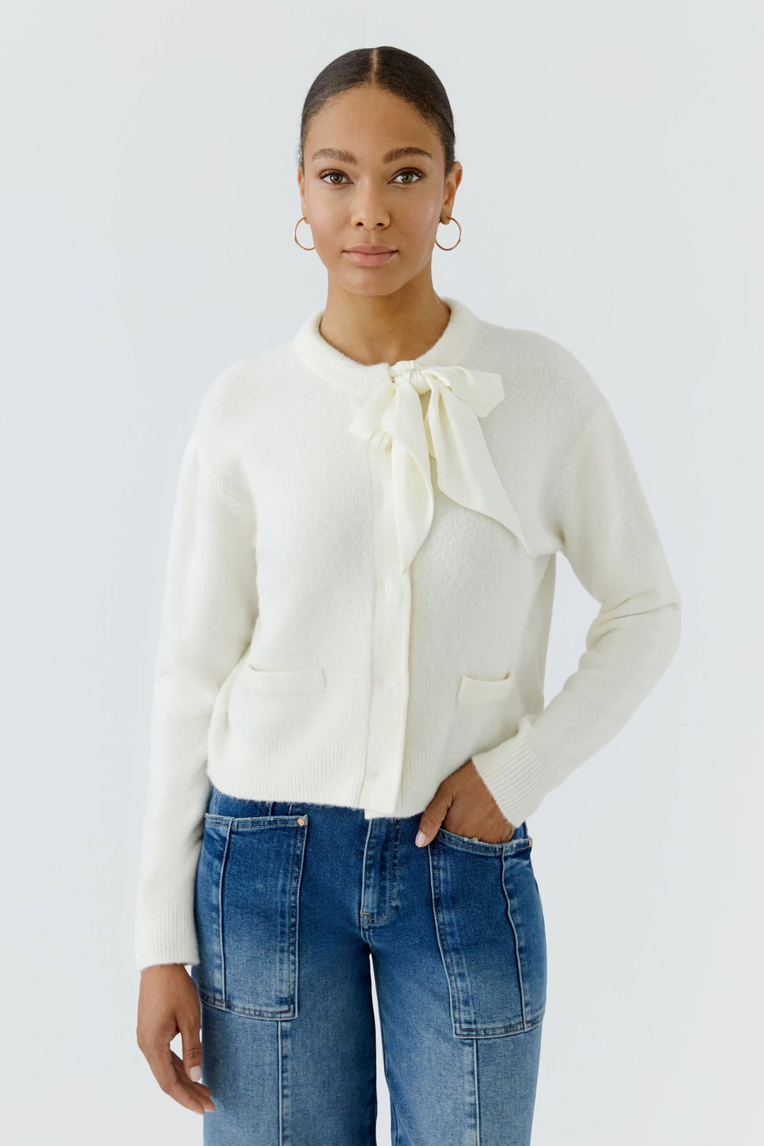 Vue de face cardigan en maille avec nœud Oui pour femme bleu avec détails texturés - Valérie Simon