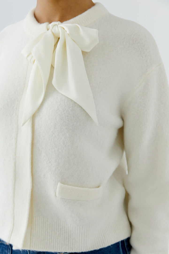 Vue de face cardigan avec nœud Oui pour femme beige avec manches longues - Valérie Simon