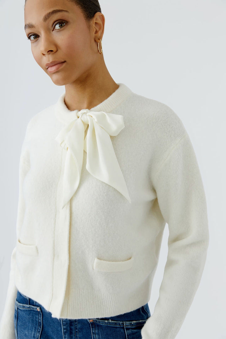 Vue de face cardigan en maille avec nœud Oui pour femme, bleu clair, détail nœud distinctif - Valérie Simon