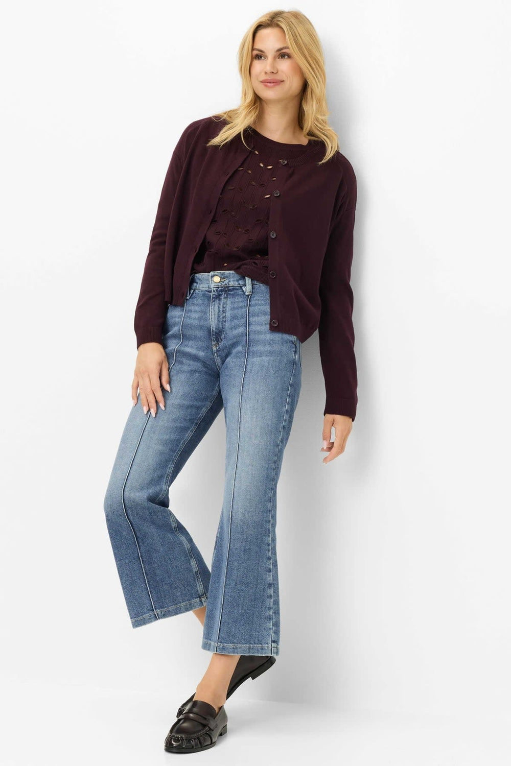 Vue de face cardigan Brax pour femme gris clair avec boutons épurés - Valérie Simon