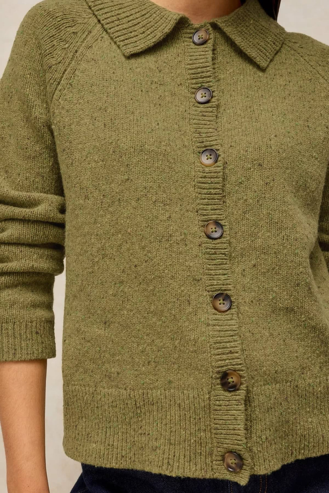 Cardigan en tricot à col chemise vue de face pour femme White Stuff