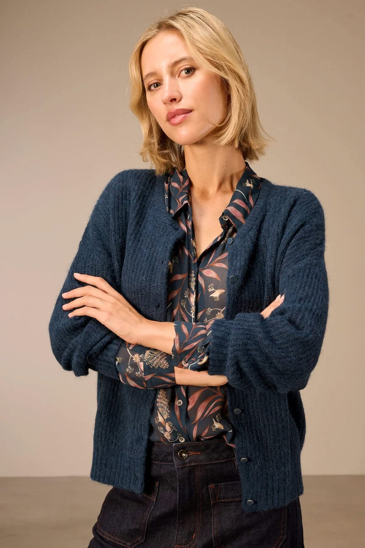 Cardigan en tricot doux à boutons vue de face pour femme Nile