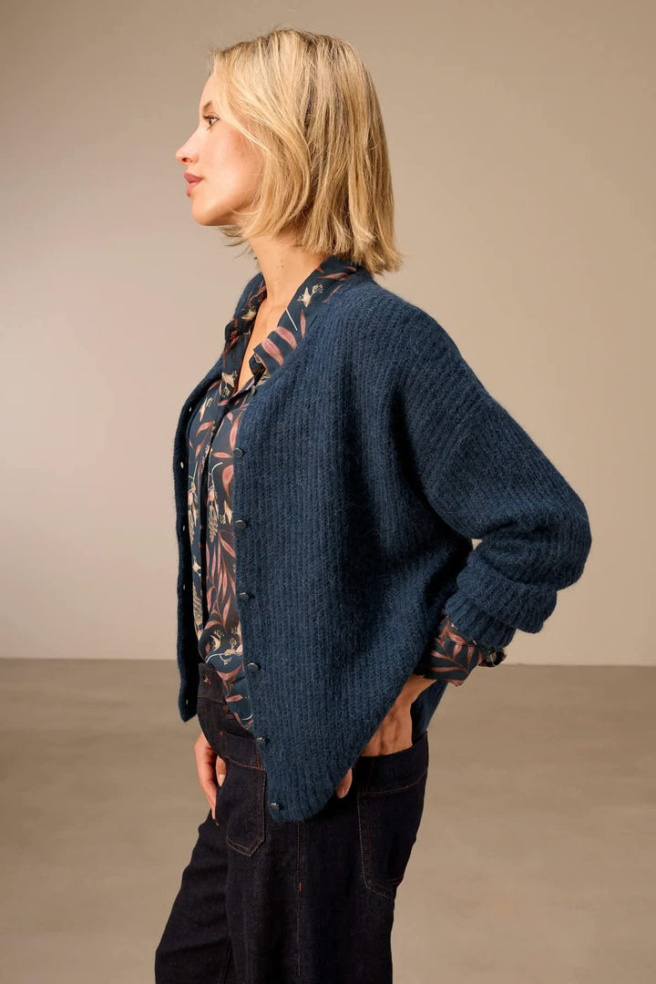 Cardigan en tricot doux à boutons vue de face pour femme Nile