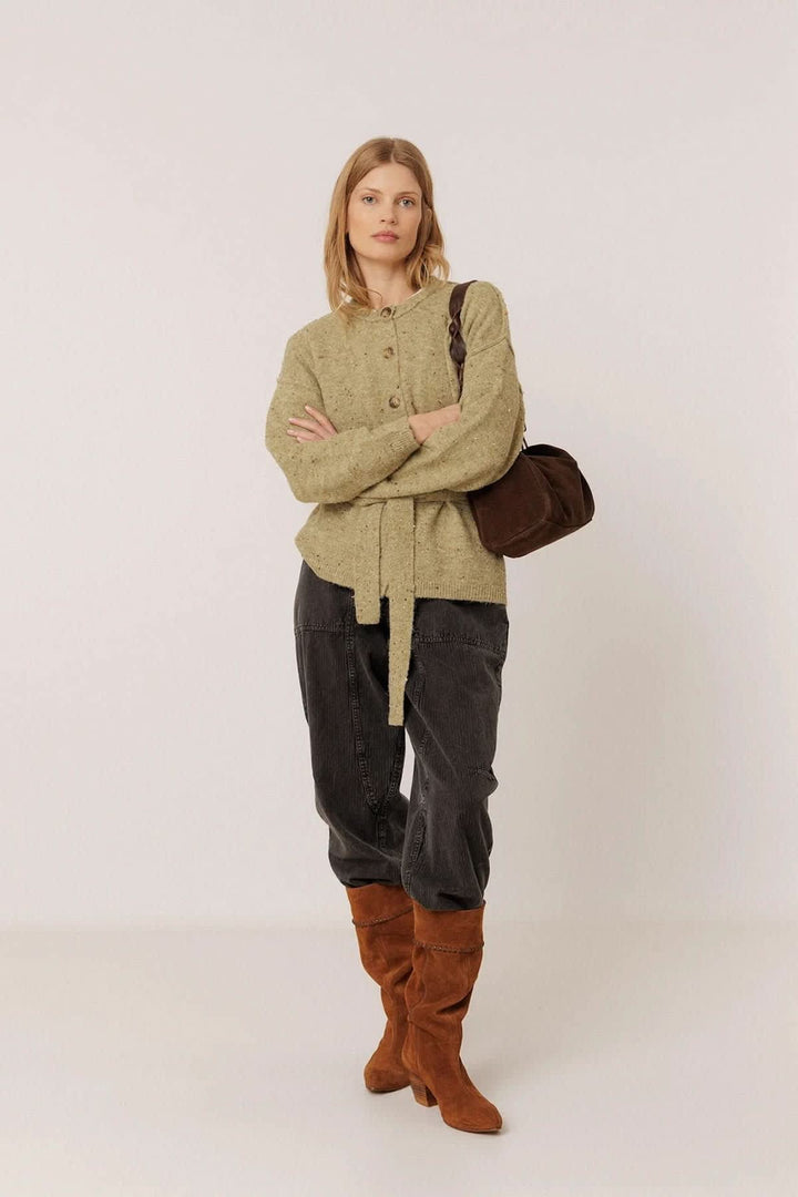 Cardigan en tricot moucheté avec ceinture à nouer vue de face pour femme Indi &amp; cold