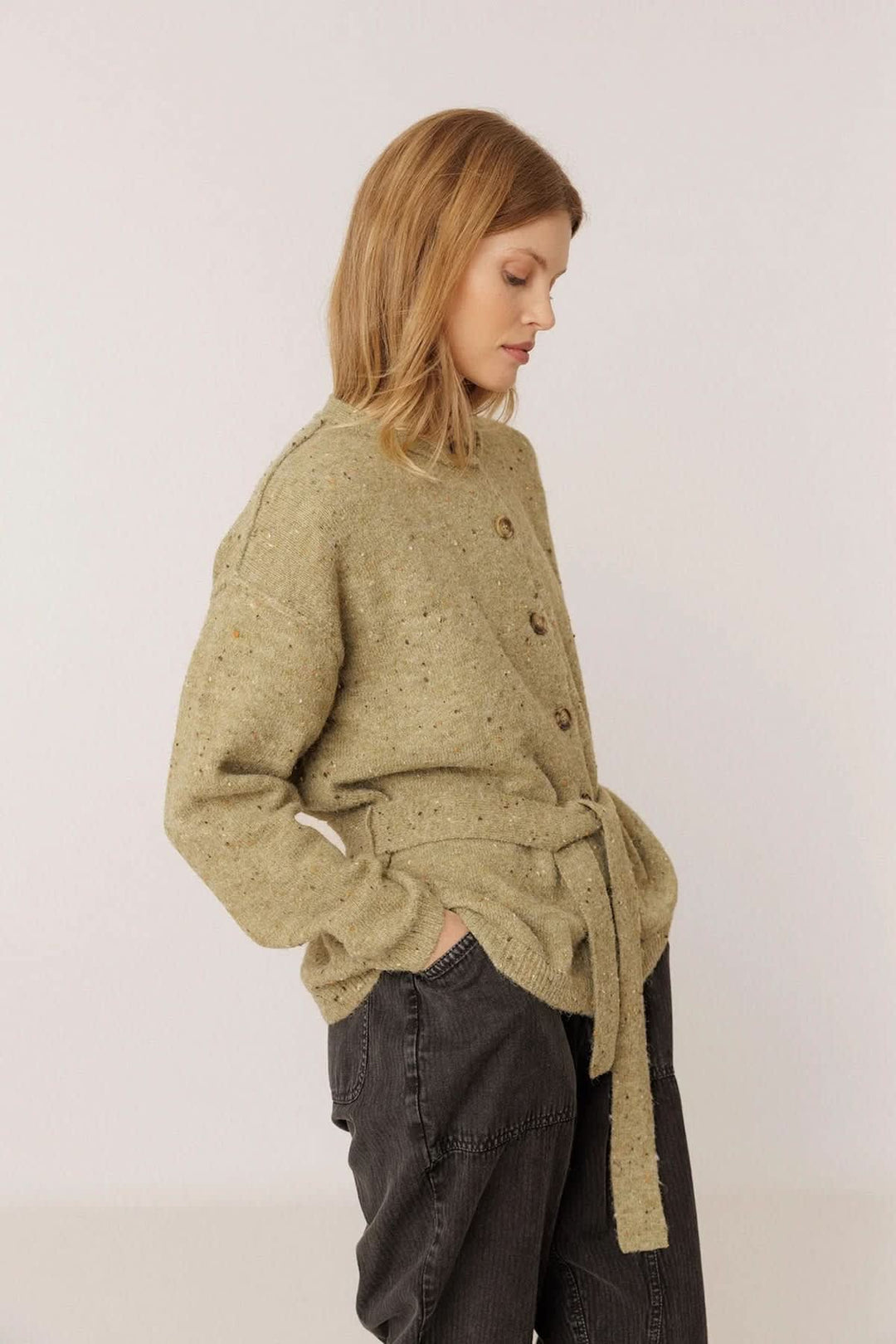 Cardigan en tricot moucheté beige avec ceinture à nouer vue de face pour femme Indi &amp; cold