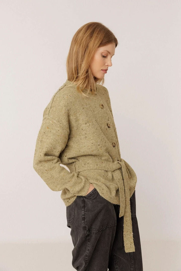 Cardigan en tricot moucheté beige avec ceinture à nouer vue de face pour femme Indi &amp; cold