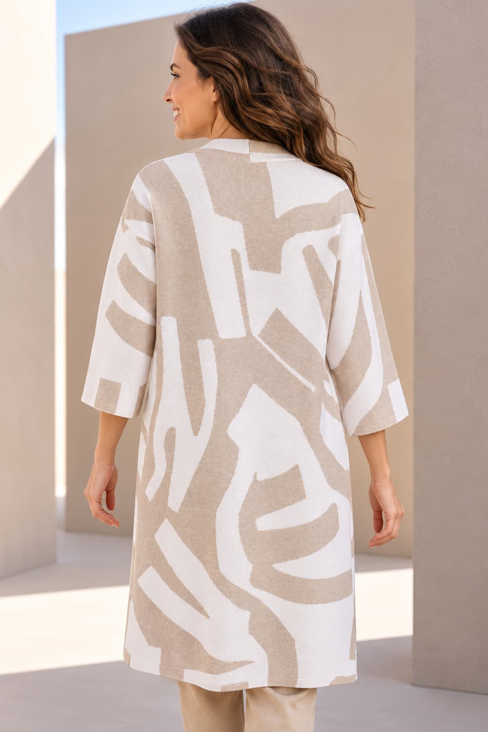 Cardigan long à motif abstrait vue de face pour femme kennys