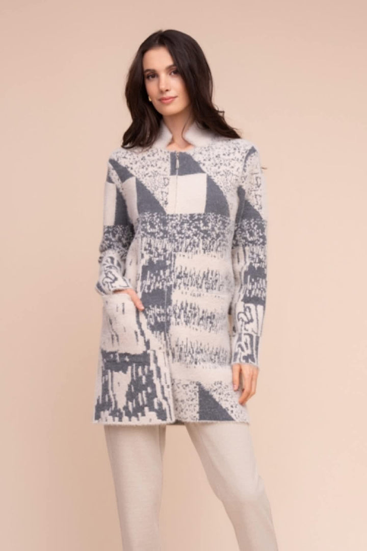 Vue de face cardigan long Alison Sheri pour femme beige avec boutons en bois - Valérie Simon